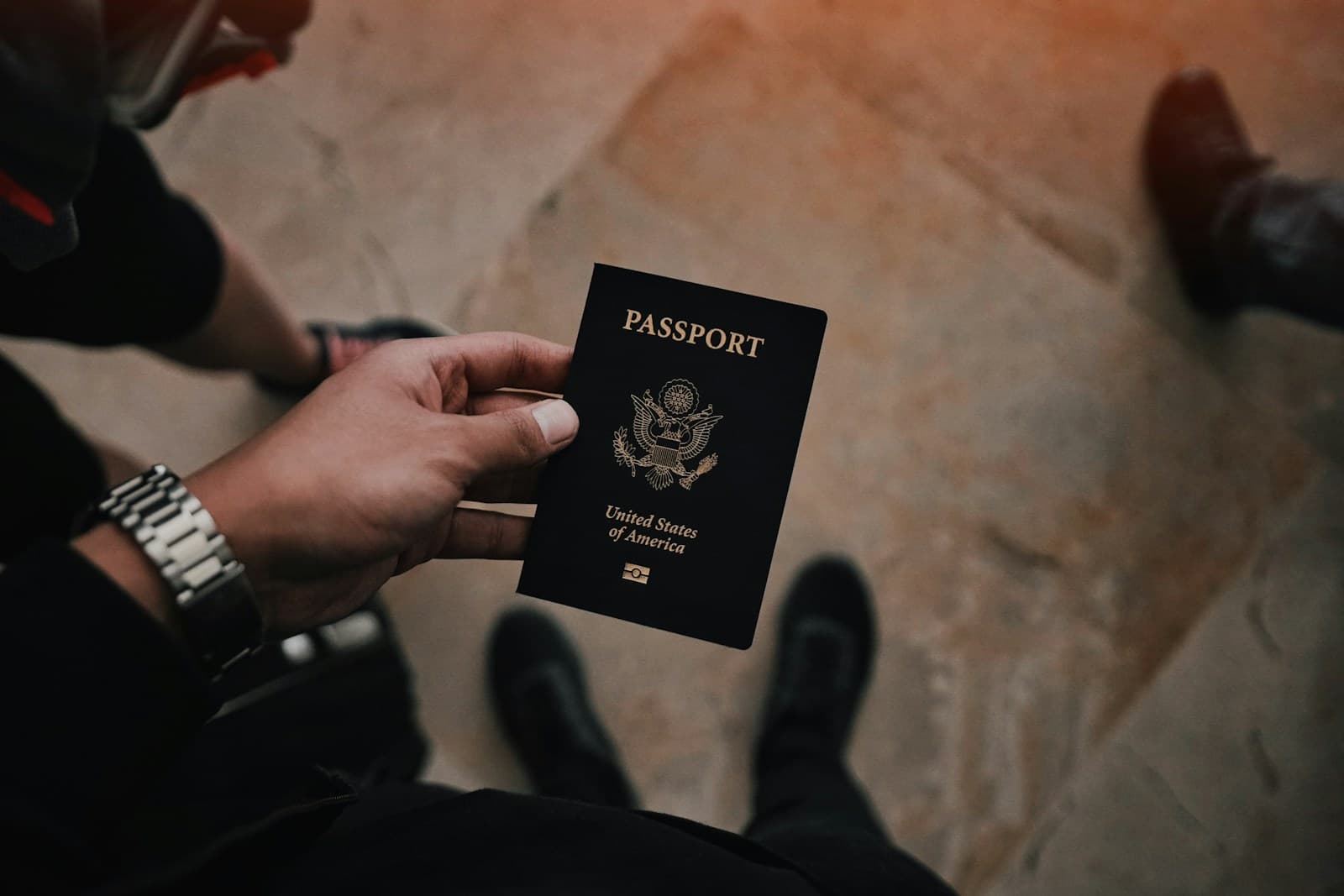 Person holding a US passport