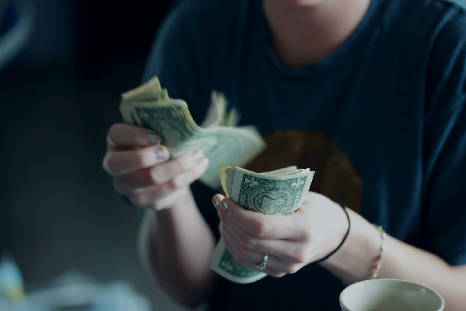달러 지폐를 세는 손
